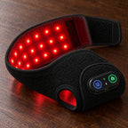 Interno della polsiera Nirvia Wrap aperta, con la fodera rossa e i LED accesi
